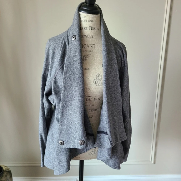 Lululemon Athletica gray snap buttons  wrap cardigan sz.6 women's - Picture 1 of 9